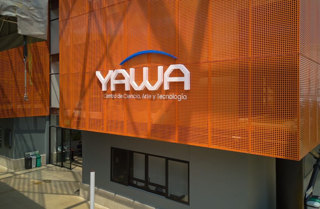 Cómo las Fachadas Metálicas y Cortasoles Transforman Colegios y Universidades